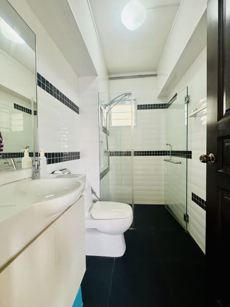 60 Strathmore Avenue HDB Flat For Sale at S$ 949,999 | PropertyGuru Singapore - Bathroom