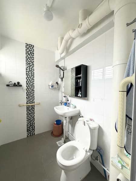 663 Yishun Avenue 4, 663 Yishun Avenue 4, 3 Bedrooms, 893 sqft, HDB Flat For Rent, by Serene Tey, 500070152 - Bathroom - PropertyGuru.com.sg