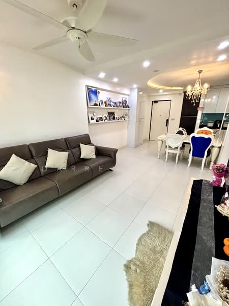 315C Yishun Avenue 9 HDB Flat For Sale at S$ 680,000 | PropertyGuru Singapore - Living Room