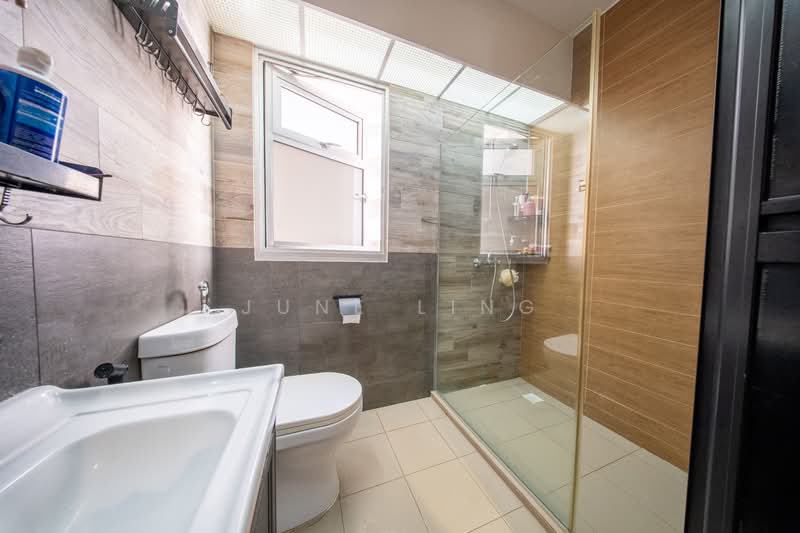 875B Tampines Street 86 HDB Flat For Sale at S$ 749,999 | PropertyGuru Singapore - Master Bathroom
