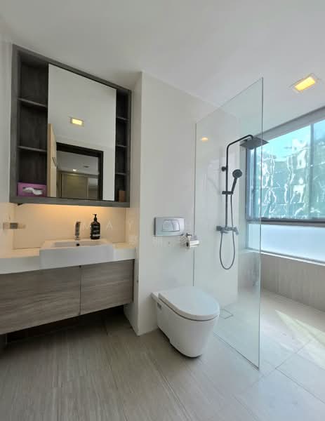 Botannia Condominium For Sale at S$ 2,360,000 | PropertyGuru Singapore - Master Bathroom