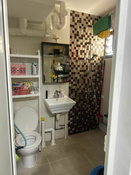 68 Bedok South Avenue 3 HDB Flat For Sale at S$ 850,000 | PropertyGuru Singapore - Bathroom