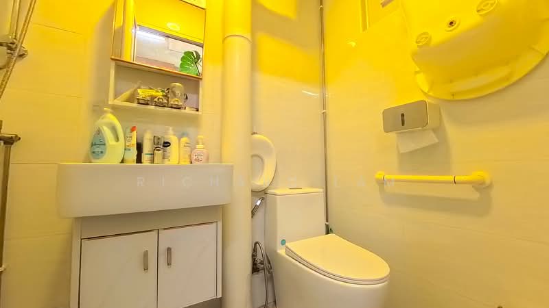 436 Fajar Road HDB Flat For Sale at S$ 538,000 | PropertyGuru Singapore - Bathroom