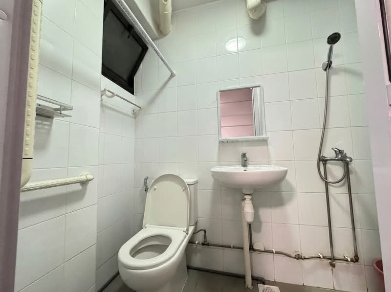 619 Yishun Ring Road HDB Flat For Sale at S$ 538,000 | PropertyGuru Singapore - Bathroom