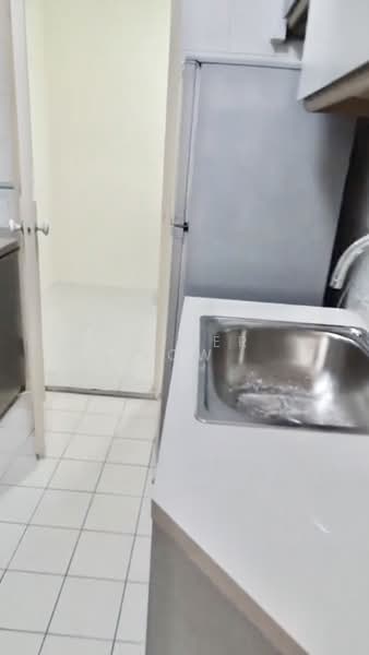 West Bay Condo, 50 West Coast Crescent, 1 Bedroom, 420 sqft, Condominium For Rent, by Esther Low, 500070234 - Kitchen - PropertyGuru.com.sg