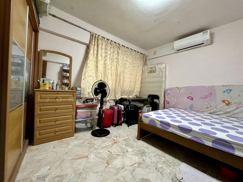 310 Jurong East Street 32 HDB Flat For Sale at S$ 568,000 | PropertyGuru Singapore - Bedroom