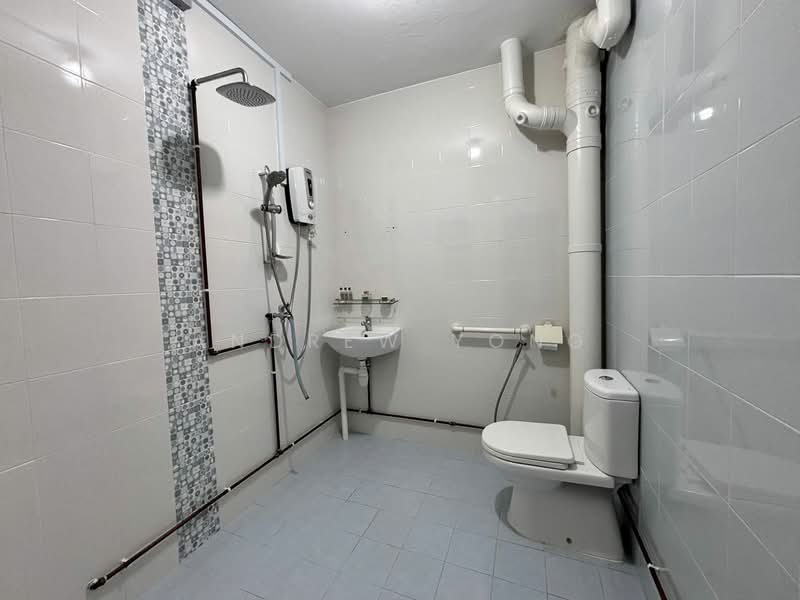 124 Tampines Street 11 HDB Flat For Sale at S$ 948,888 | PropertyGuru Singapore - Bathroom