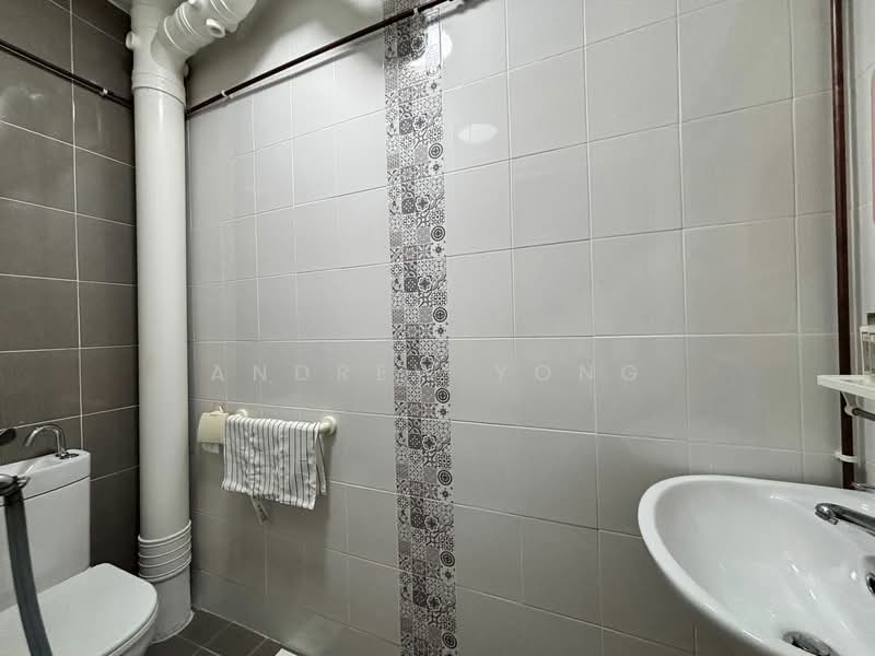 124 Tampines Street 11 HDB Flat For Sale at S$ 948,888 | PropertyGuru Singapore - Bathroom