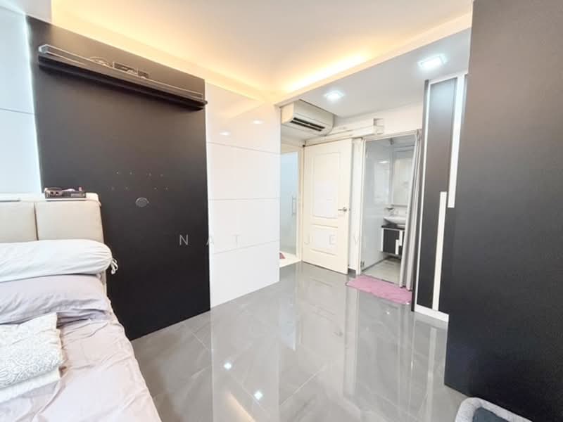 879B Tampines Avenue 8 HDB Flat For Sale at S$ 749,000 | PropertyGuru Singapore - Bedroom