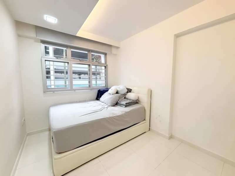 879B Tampines Avenue 8 HDB Flat For Sale at S$ 749,000 | PropertyGuru Singapore - Bedroom