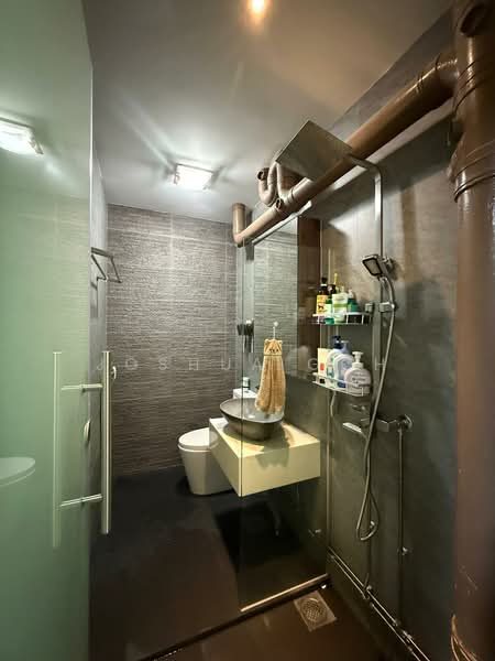 82B Lorong 4 Toa Payoh HDB Flat For Sale at S$ 1,038,000 | PropertyGuru Singapore - Bathroom