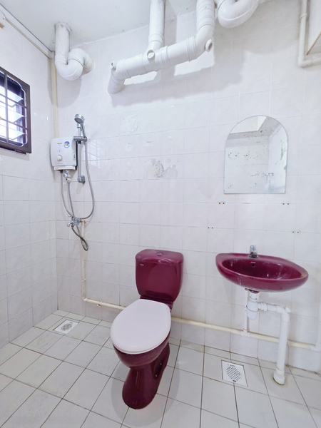 667B Jurong West Street 65 HDB Flat For Sale at S$ 680,000 | PropertyGuru Singapore - Bathroom