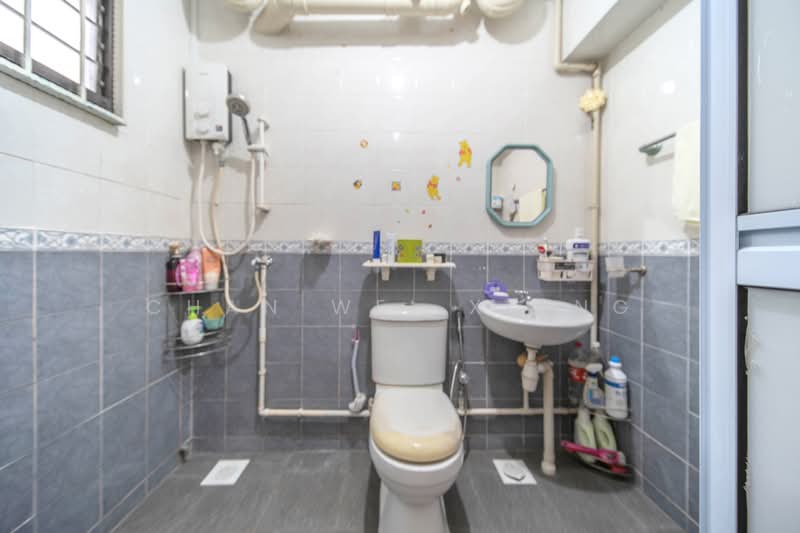 649B Jurong West Street 61 HDB Flat For Sale at S$ 630,000 | PropertyGuru Singapore - Bathroom