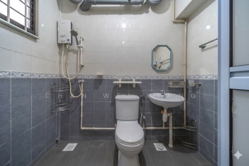 649B Jurong West Street 61, 649B Jurong West Street 61, 3 Bedrooms, 968 sqft, HDB Flat For Sale, by Chan Wei Xiang, 500070302 - Bathroom - PropertyGuru.com.sg