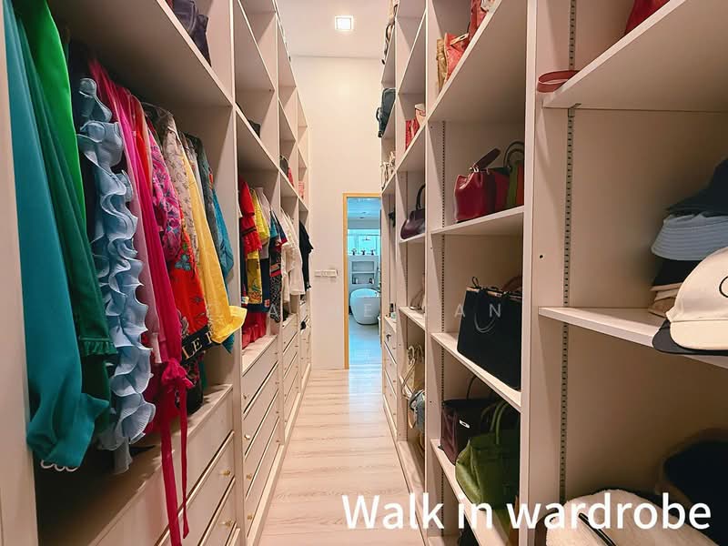 West Coast Detached House For Sale at S$ 4,688,888 | PropertyGuru Singapore - Walk in wardrobe