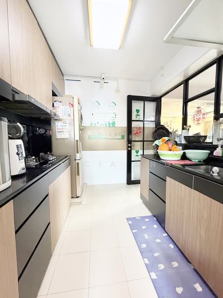 683A Edgedale Plains HDB Flat For Sale at S$ 780,000 | PropertyGuru Singapore - Kitchen