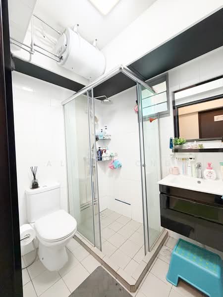 683A Edgedale Plains HDB Flat For Sale at S$ 780,000 | PropertyGuru Singapore - Bathroom