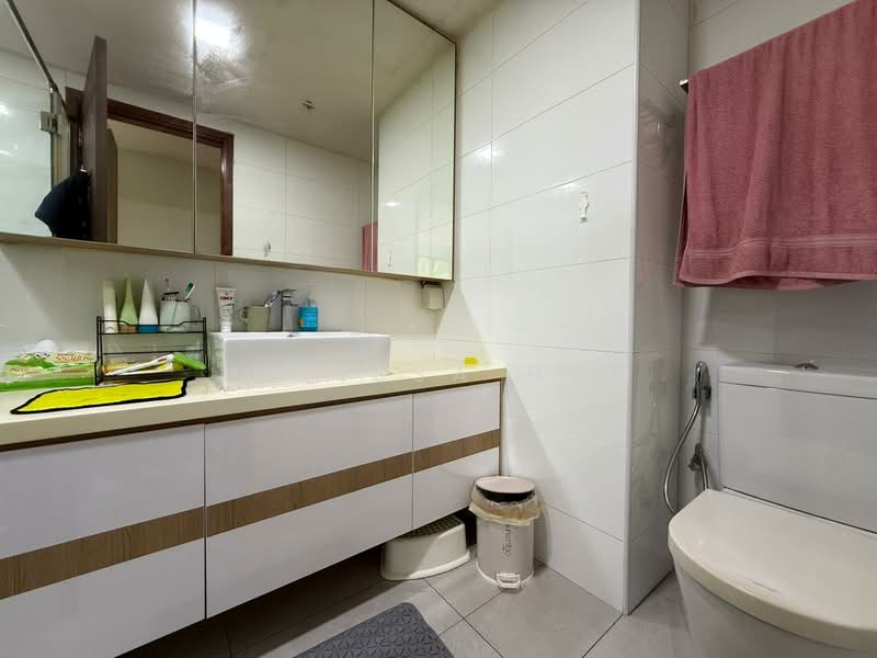 Park Green Condominium For Sale at S$ 1,388,000 | PropertyGuru Singapore - Master Bathroom