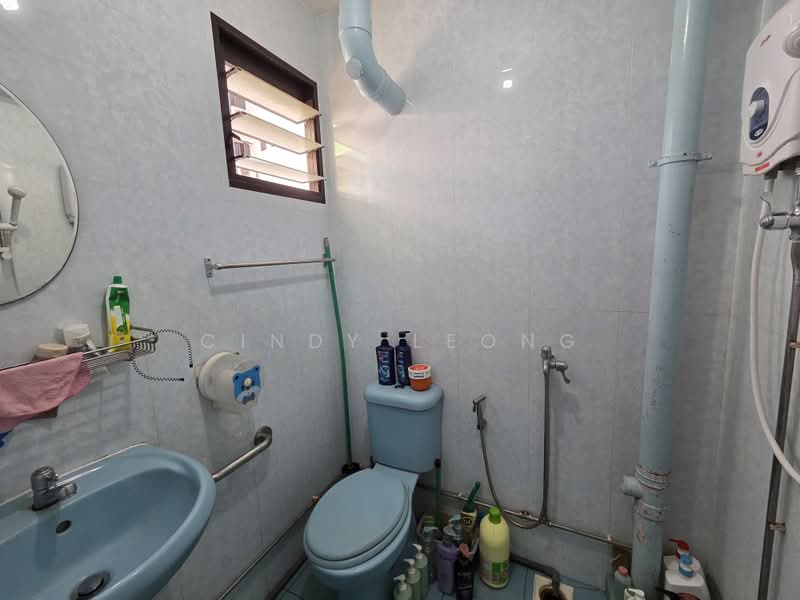 463 Jurong West Street 41, 463 Jurong West Street 41, 3 Bedrooms, 1,001 sqft, HDB Flat For Sale, by Cindy Leong, 500070396 - Bathroom - PropertyGuru.com.sg