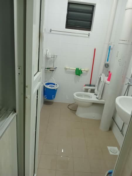 914 Jurong West Street 91 HDB Flat For Sale at S$ 500,000 | PropertyGuru Singapore - Bathroom
