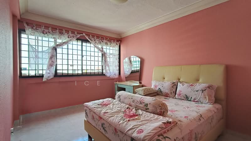 448 Tampines Street 42 HDB Flat For Sale at S$ 640,000 | PropertyGuru Singapore - Bedroom