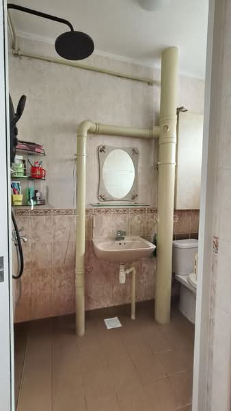 448 Tampines Street 42 HDB Flat For Sale at S$ 640,000 | PropertyGuru Singapore - Bathroom