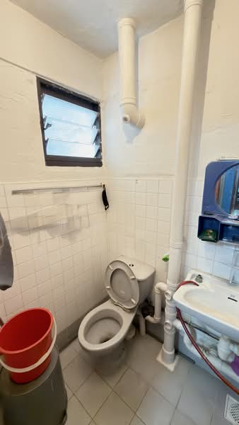 21 Hougang Avenue 3 HDB Flat For Sale at S$ 410,000 | PropertyGuru Singapore - Bathroom