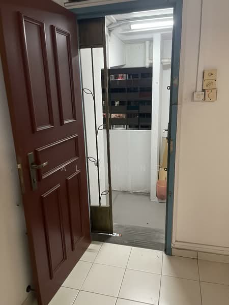 627 Yishun Street 61 HDB Flat For Sale at S$ 668,000 | PropertyGuru Singapore - Entrance corner unit 