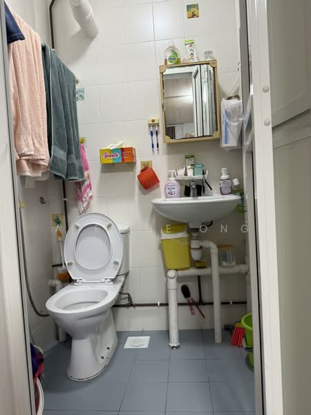 148 Woodlands Street 13 HDB Flat For Sale at S$ 388,000 | PropertyGuru Singapore - Bathroom