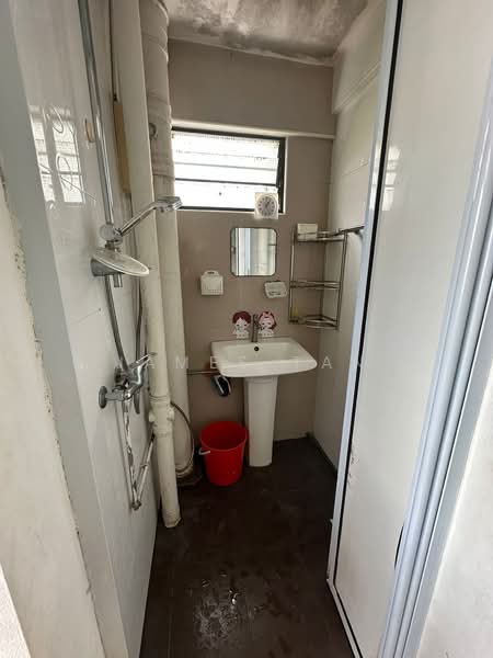 170 Stirling Road, 170 Stirling Road, 2 Bedrooms, 700 sqft, HDB Flat For Rent, by James Tan, 500070421 - Bathroom - PropertyGuru.com.sg
