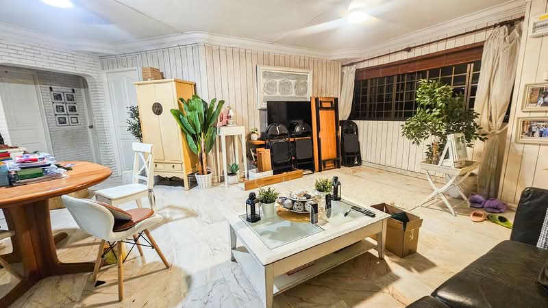 708 Hougang Avenue 2 HDB Flat For Sale at S$ 599,000 | PropertyGuru Singapore - Living Room