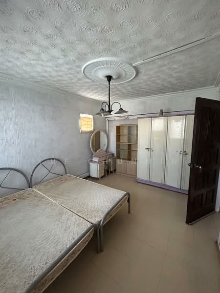 543 Jurong West Street 42 HDB Flat For Sale at S$ 510,000 | PropertyGuru Singapore - Bedroom