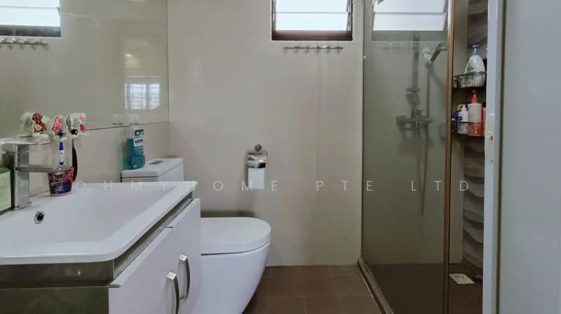 868A Tampines Avenue 8 HDB Flat For Sale at S$ 780,000 | PropertyGuru Singapore - Bathroom