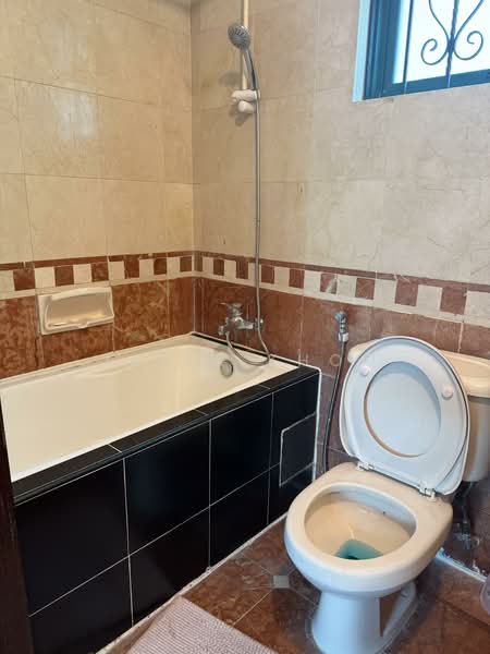 The Anchorage, 370 Alexandra Road, 2 Bedrooms, 1,238 sqft, Condominium For Rent, by Julia Khoo, 500070493 - Bathroom - PropertyGuru.com.sg