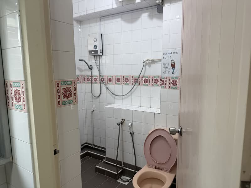 641 Bedok Reservoir Road, 641 Bedok Reservoir Road, 4 Bedrooms, 1,500 sqft, HDB Flat For Rent, by Elaine Tan, 500070569 - Bathroom - PropertyGuru.com.sg