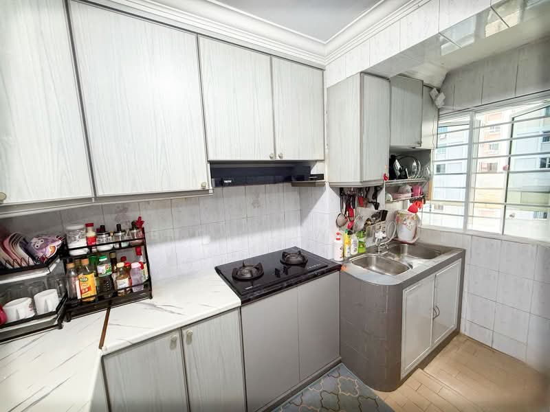 218 Lorong 8 Toa Payoh HDB Flat For Sale at S$ 700,000 | PropertyGuru Singapore - Kitchen
