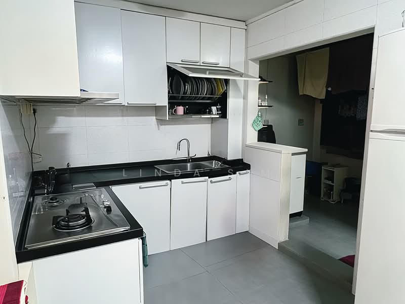 290C Bukit Batok East Avenue 3, 290C Bukit Batok East Avenue 3, 4 Bedrooms, 1,518 sqft, HDB Flat For Rent, by Linda Sim, 500070599 - Kitchen and yard area - PropertyGuru.com.sg