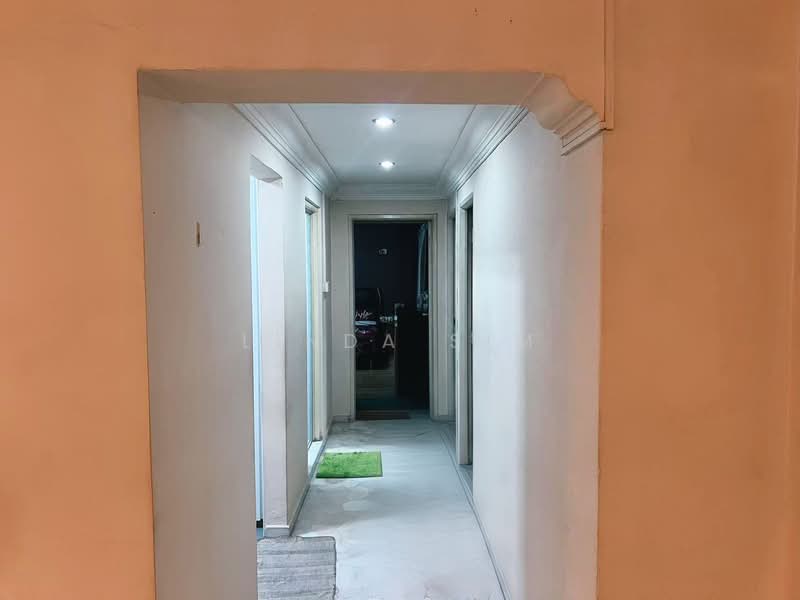 290C Bukit Batok East Avenue 3, 290C Bukit Batok East Avenue 3, 4 Bedrooms, 1,518 sqft, HDB Flat For Rent, by Linda Sim, 500070599 - Corridor seperating living and bedrooms - PropertyGuru.com.sg
