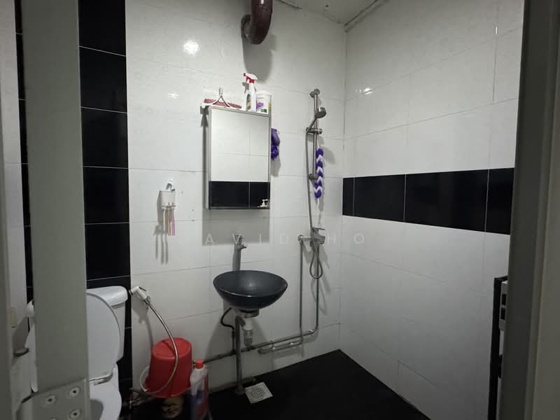 813 Jurong West Street 81 HDB Flat For Sale at S$ 530,000 | PropertyGuru Singapore - Bathroom