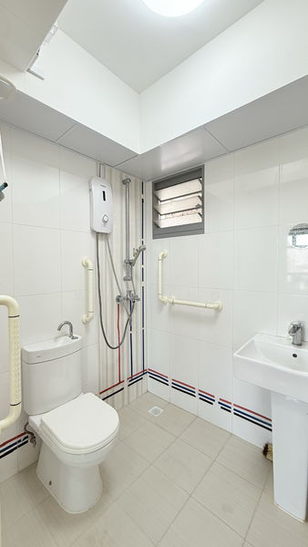 32 Margaret Drive HDB Flat For Sale at S$ 900,000 | PropertyGuru Singapore - Bathroom
