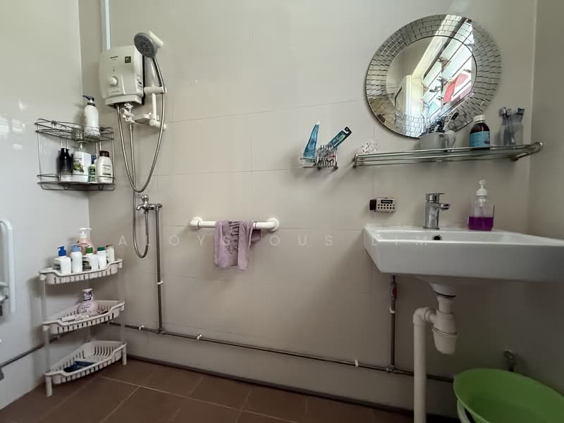 906 Jurong West Street 91 HDB Flat For Sale at S$ 755,000 | PropertyGuru Singapore - Bathroom