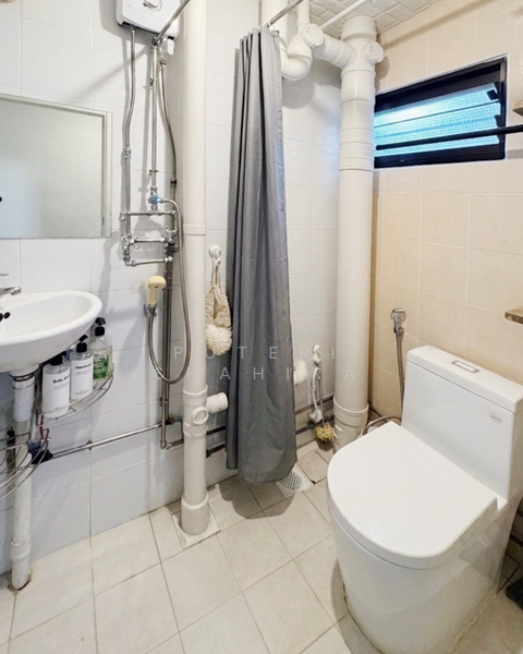 42 Bedok South Road HDB Flat For Sale at S$ 550,000 | PropertyGuru Singapore - Bathroom