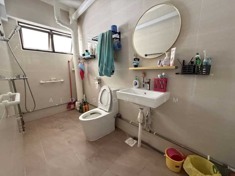 714 Jurong West Street 71 HDB Flat For Sale at S$ 928,000 | PropertyGuru Singapore - Bathroom