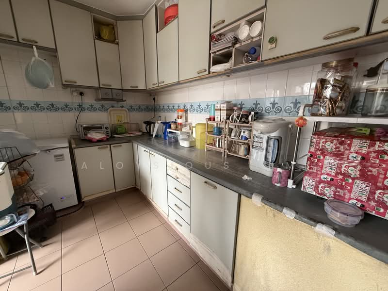 714 Jurong West Street 71 HDB Flat For Sale at S$ 928,000 | PropertyGuru Singapore - Kitchen