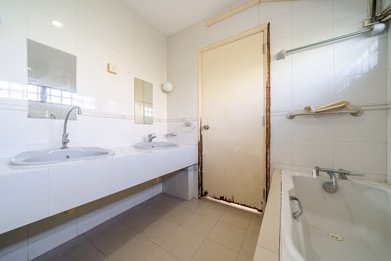 Bedok Ria Crescent Terraced House For Sale at S$ 4,388,000 | PropertyGuru Singapore - Bathroom
