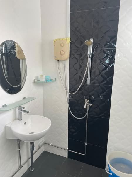 163 Tampines Street 12 HDB Flat For Sale at S$ 680,000 | PropertyGuru Singapore - Bathroom