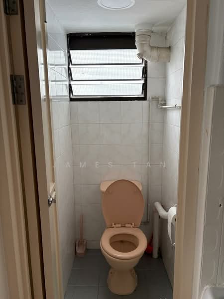 169 Lorong 1 Toa Payoh, 169 Lorong 1 Toa Payoh, 2 Bedrooms, 700 sqft, HDB Flat For Rent, by James Tan, 500070768 - Bathroom - PropertyGuru.com.sg
