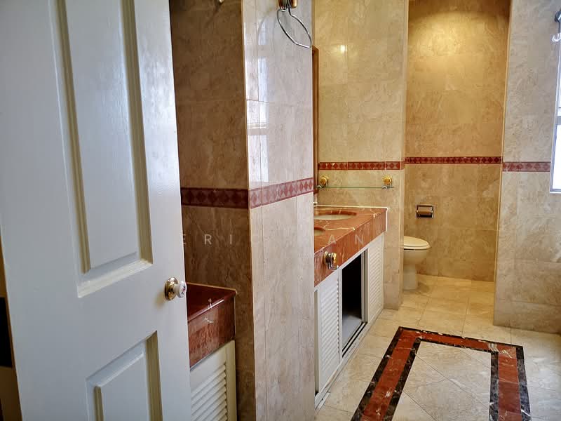 Leonie Condotel, 2 Leonie Hill Road, 4 Bedrooms, 2,568 sqft, Condominium For Rent, by Eric Gan, 500070792 - Master Bathroom - PropertyGuru.com.sg