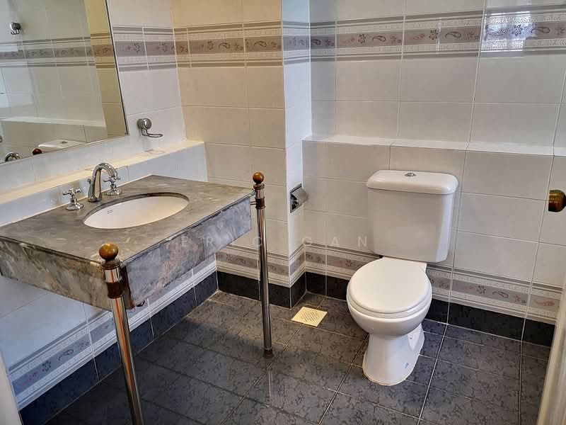 Leonie Condotel, 2 Leonie Hill Road, 4 Bedrooms, 2,568 sqft, Condominium For Rent, by Eric Gan, 500070792 - Common Bedroom  2 attached Bathroom - PropertyGuru.com.sg