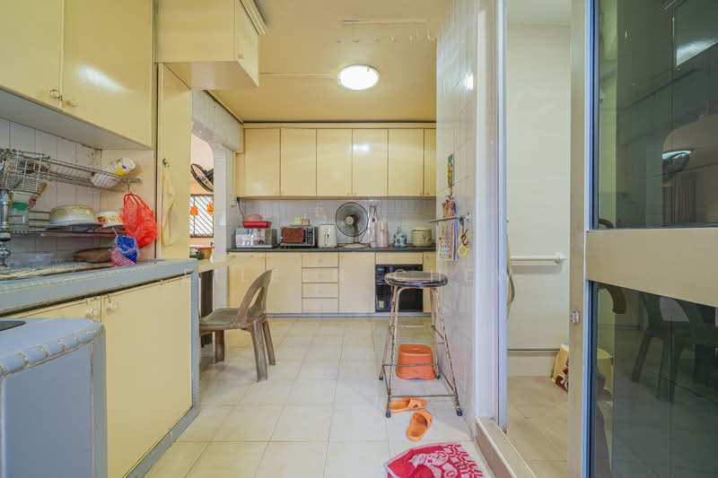326 Yishun Ring Road HDB Flat For Sale at S$ 940,000 | PropertyGuru Singapore - Kitchen